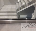 barierka szklana na schodach nierdzewnych